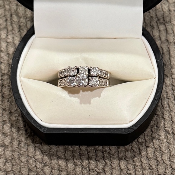 Elegant Diamond Wedding Set - Picture 15 of 16